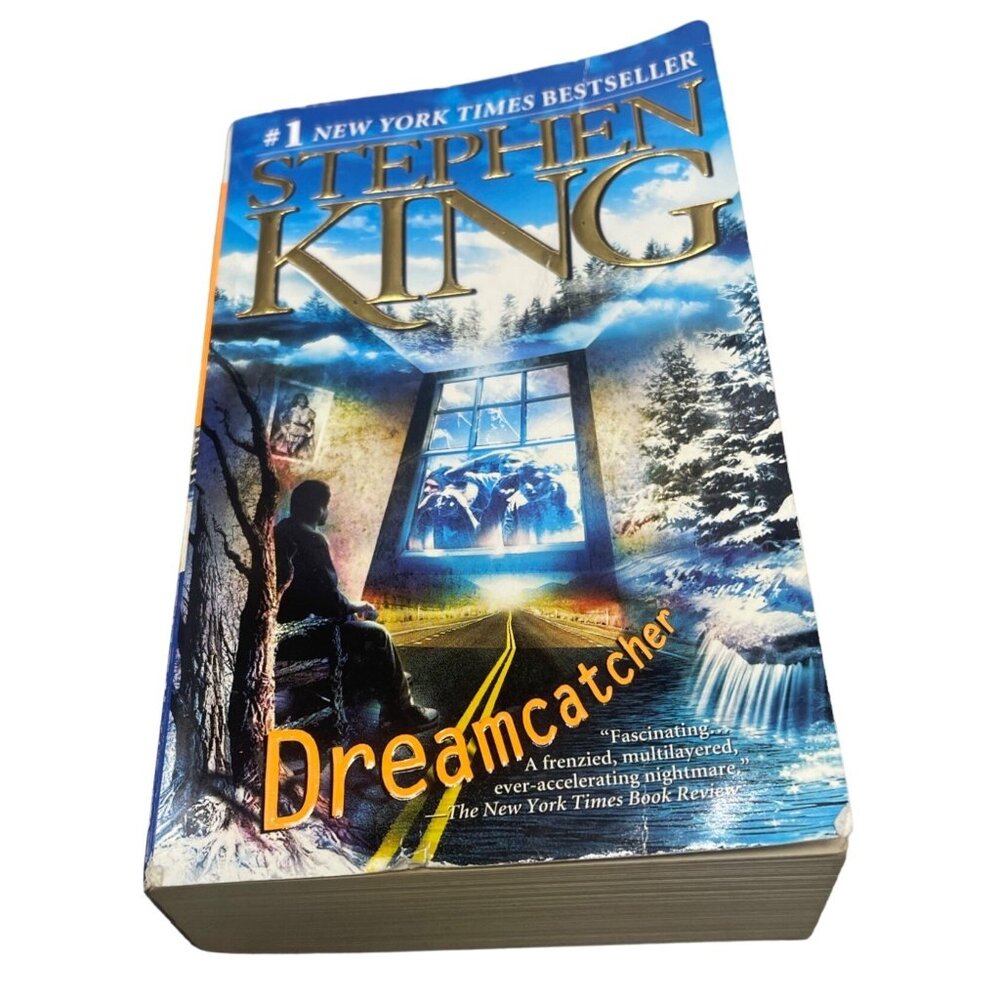 Dreamcatcher book Stephen kings paperback copyright 2001 English 882 pg READ